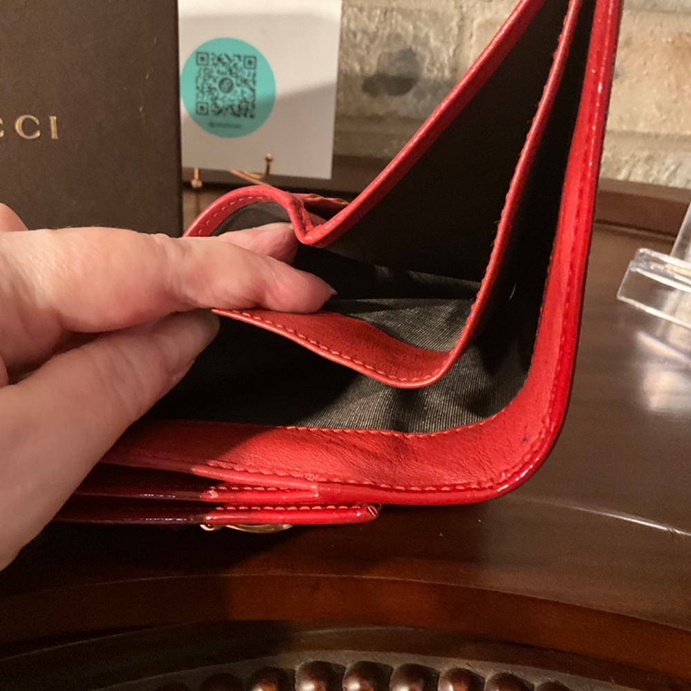 AUTHENTIC GUCCI RED PATENT LEATHER COMPACT WALLET - Picture 12 of 16